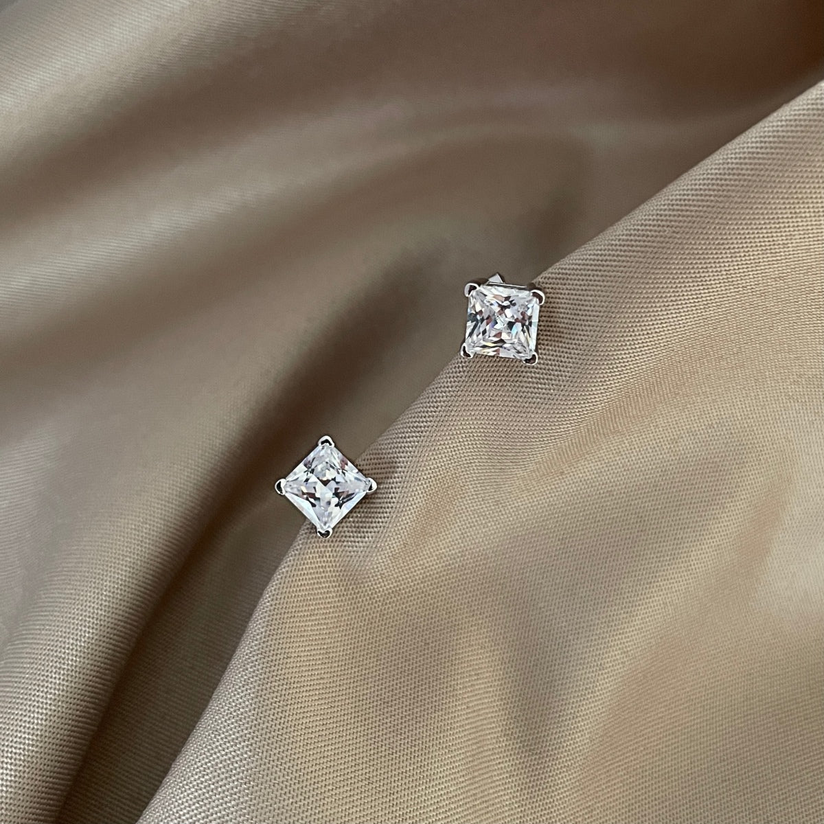 [Aurora]Delicate Square Shape Earrings