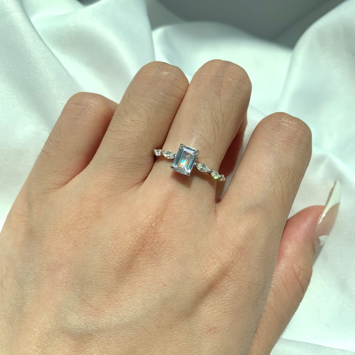 [Aurora]1.0 Carat Dainty Resplendent Radiant Cut Daily Ring