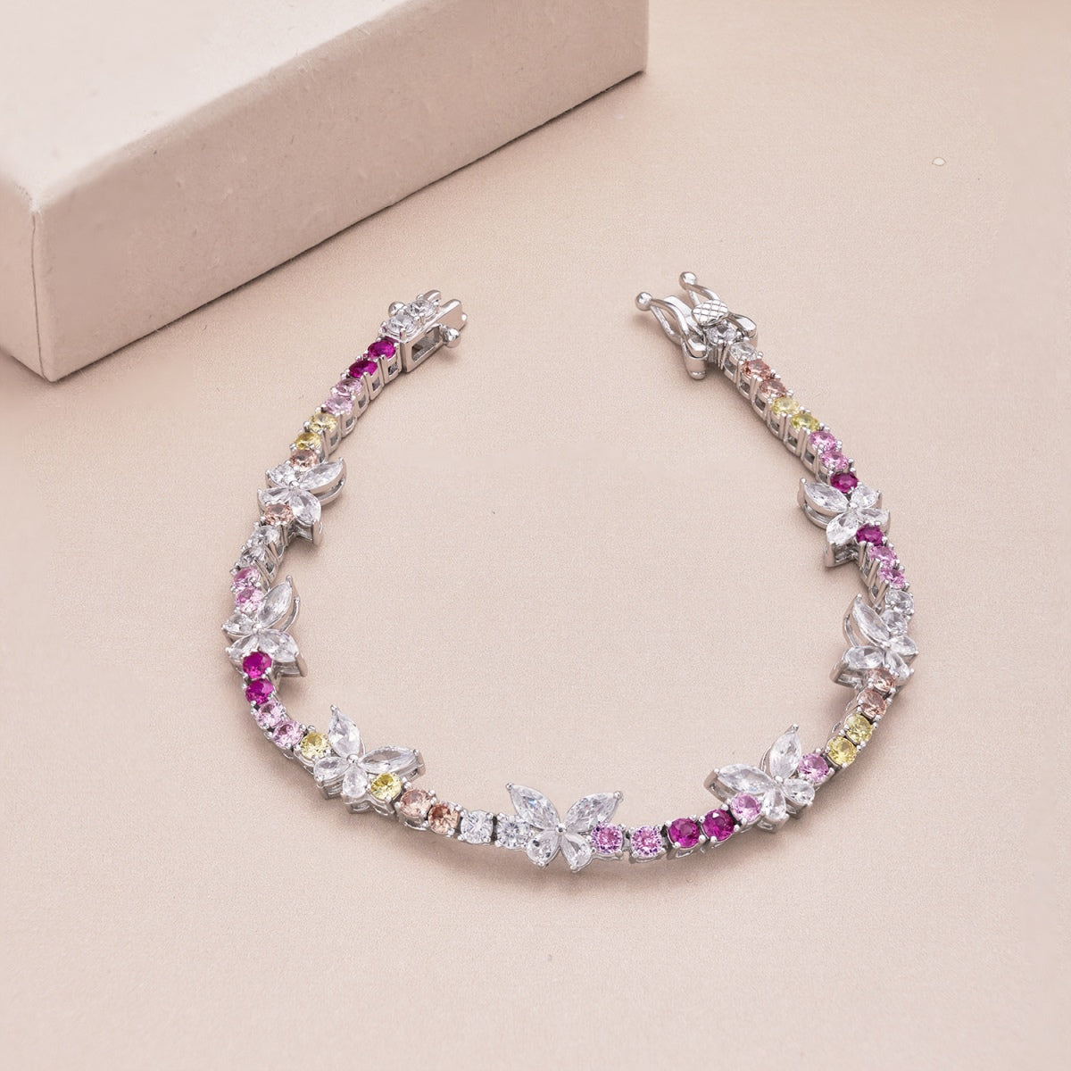 [AURORA] Verziertes buntes Schmetterlings-Armband in Rundschliff
