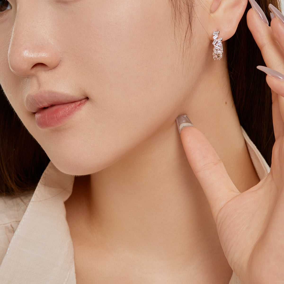 [AURORA] 眩いほど美しいエメラルドカットのデイリーピアス