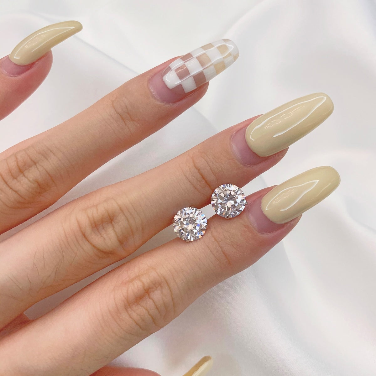 [Aurora]Stylish Shiny Round Center Stone Stud Earrings