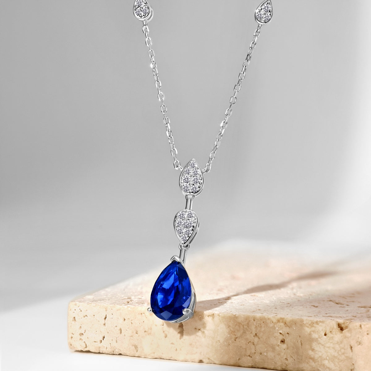 [Aurora]Dazzling Pear Cut Necklace