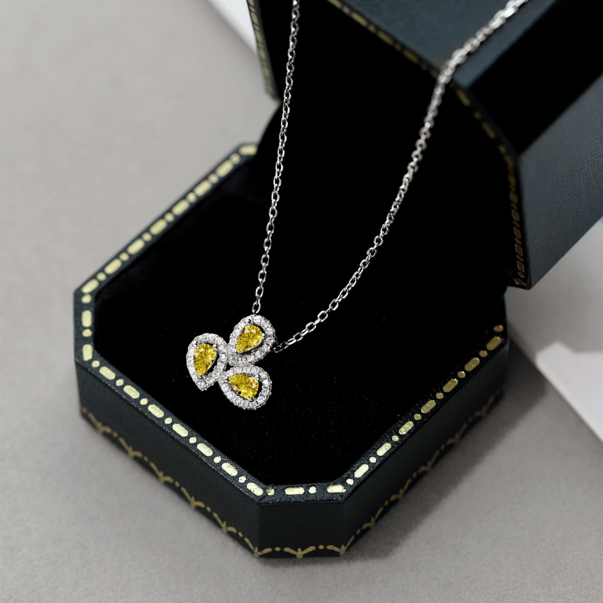 [Aurora]Elegant Flower Shape Pear Cut Necklace