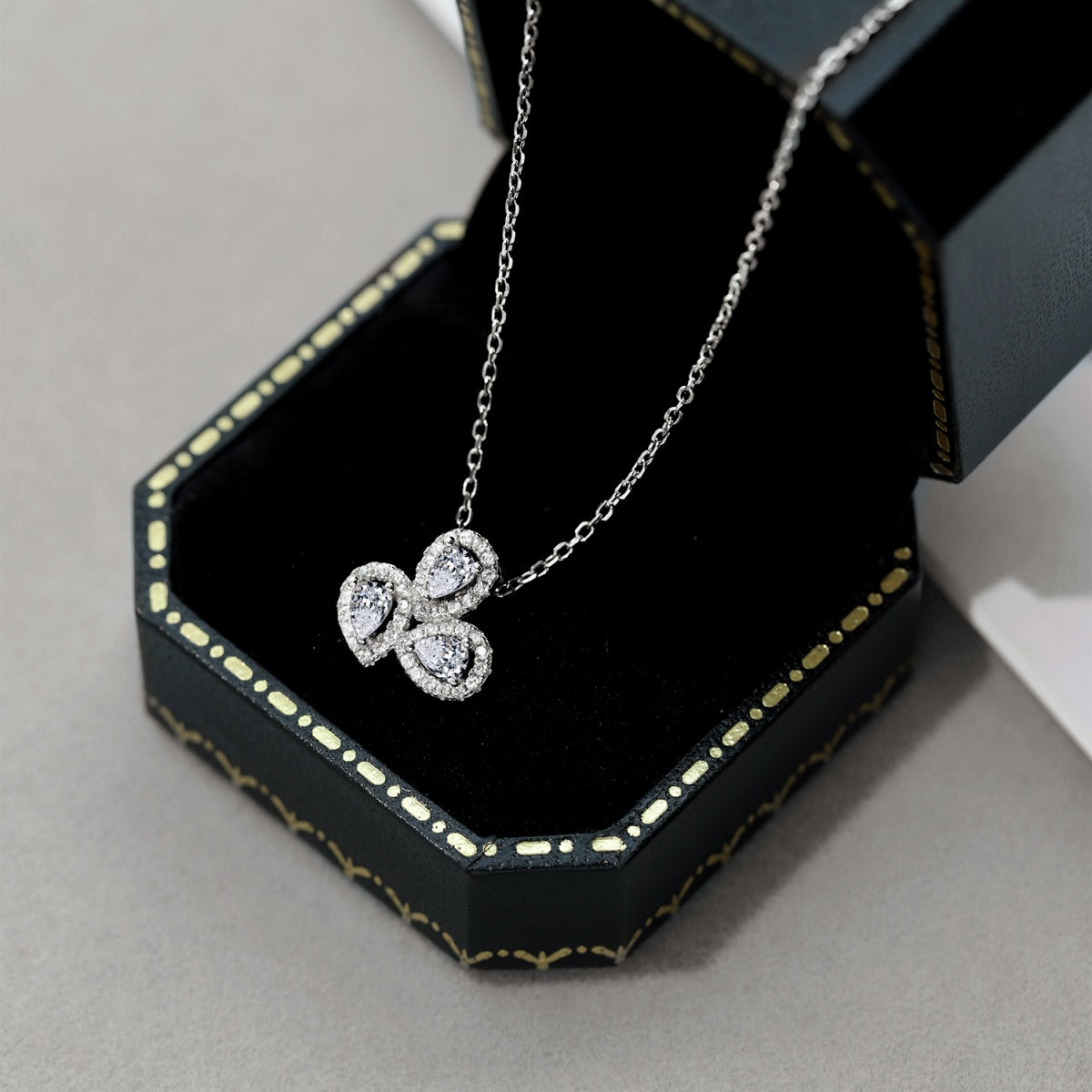 [Aurora]Elegant Flower Shape Pear Cut Necklace