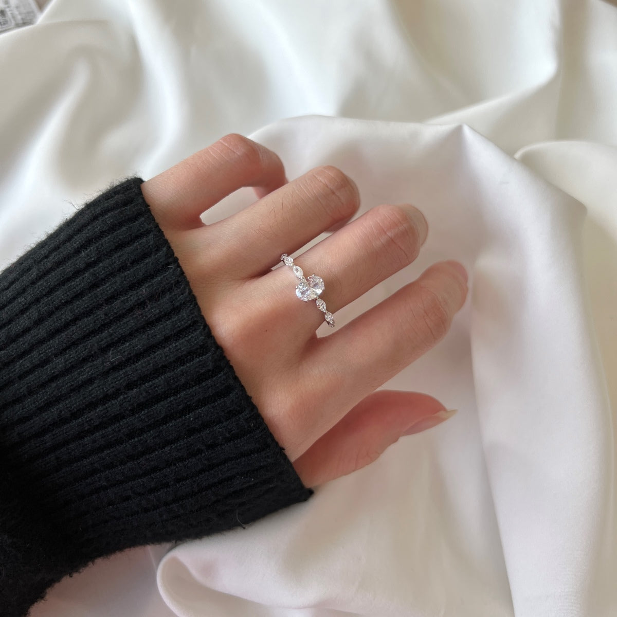 [Aurora]0.75 Carat Luxurious Vibrant Elongated Cushion Cut Daily Ring