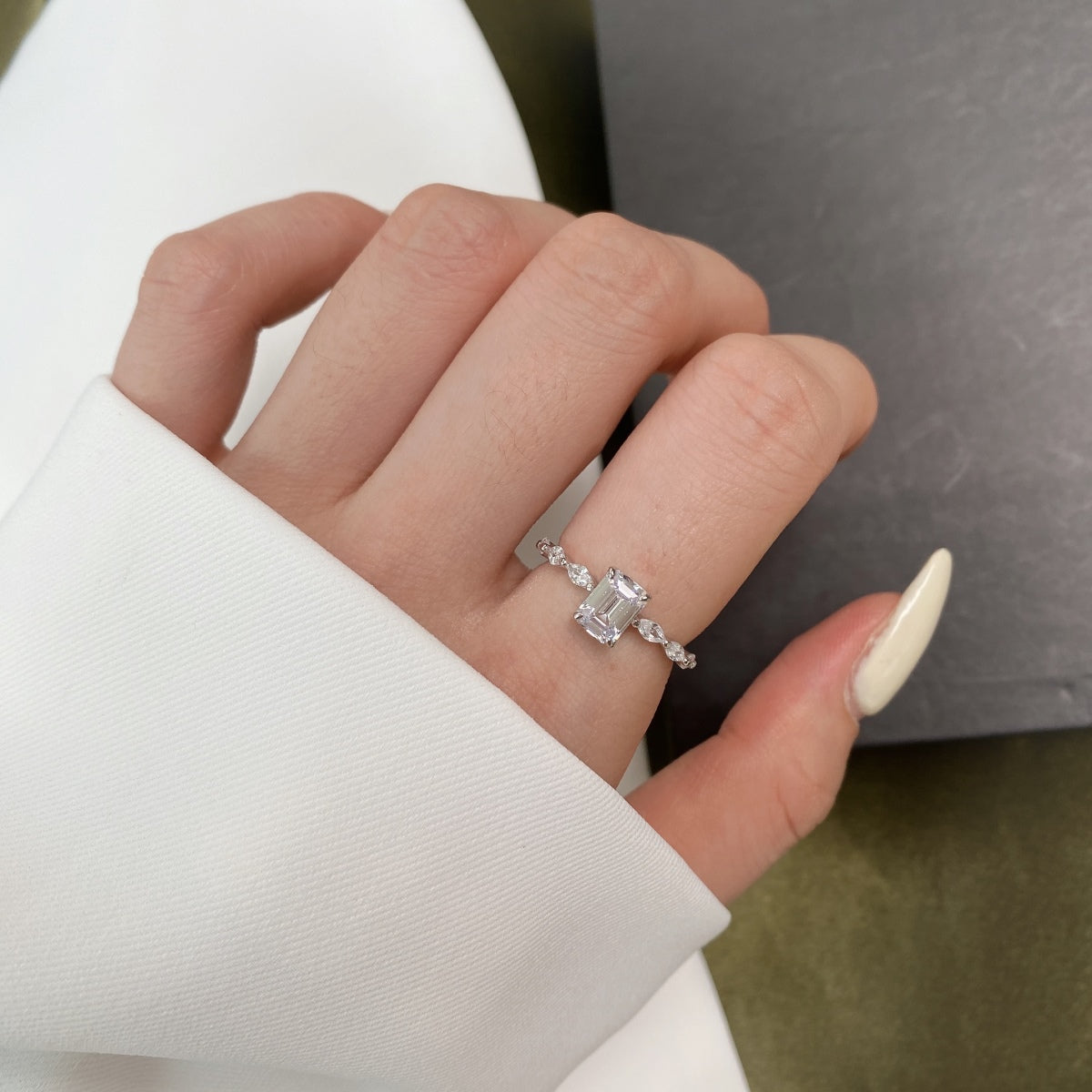 [Aurora]1.0 Carat Dainty Resplendent Radiant Cut Daily Ring