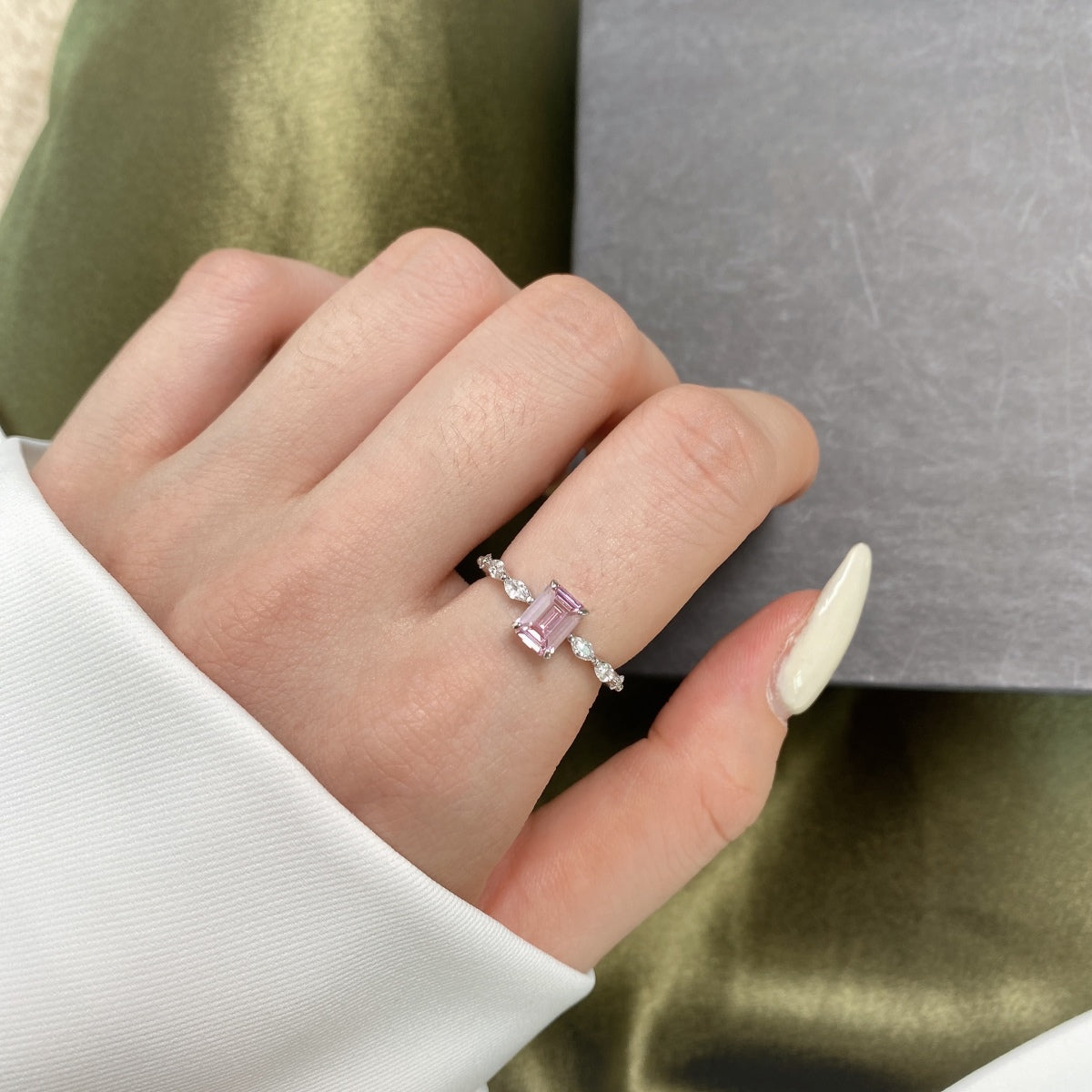 [Aurora]1.0 Carat Dainty Resplendent Radiant Cut Daily Ring