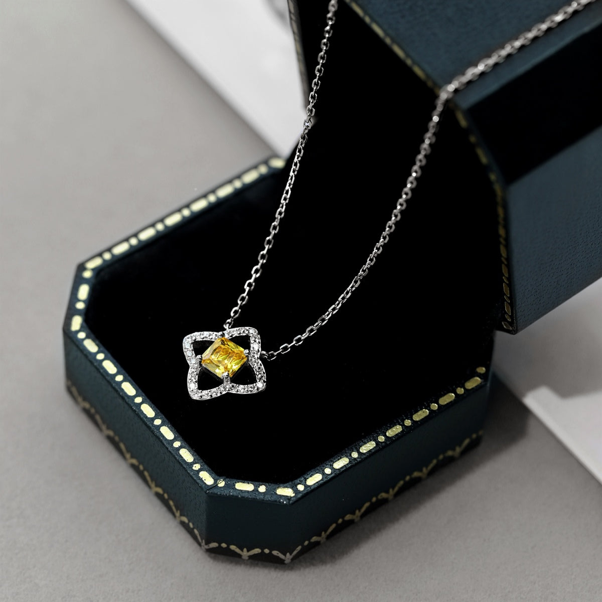 [Aurora]Exquisite Flower Shape Princess Cut Necklace