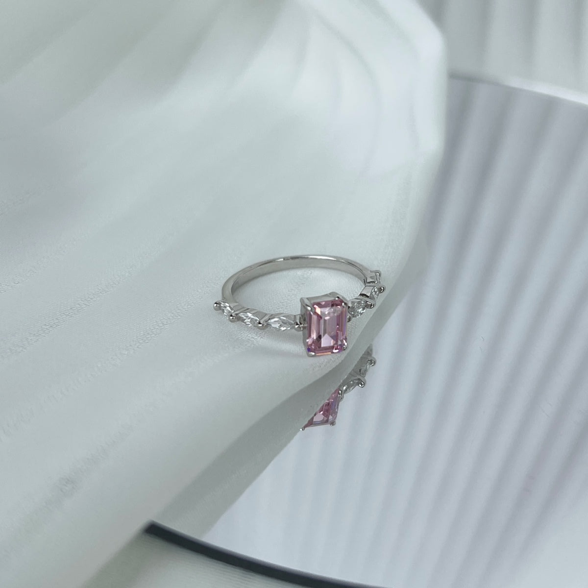 [Aurora]1.0 Carat Dainty Resplendent Radiant Cut Daily Ring