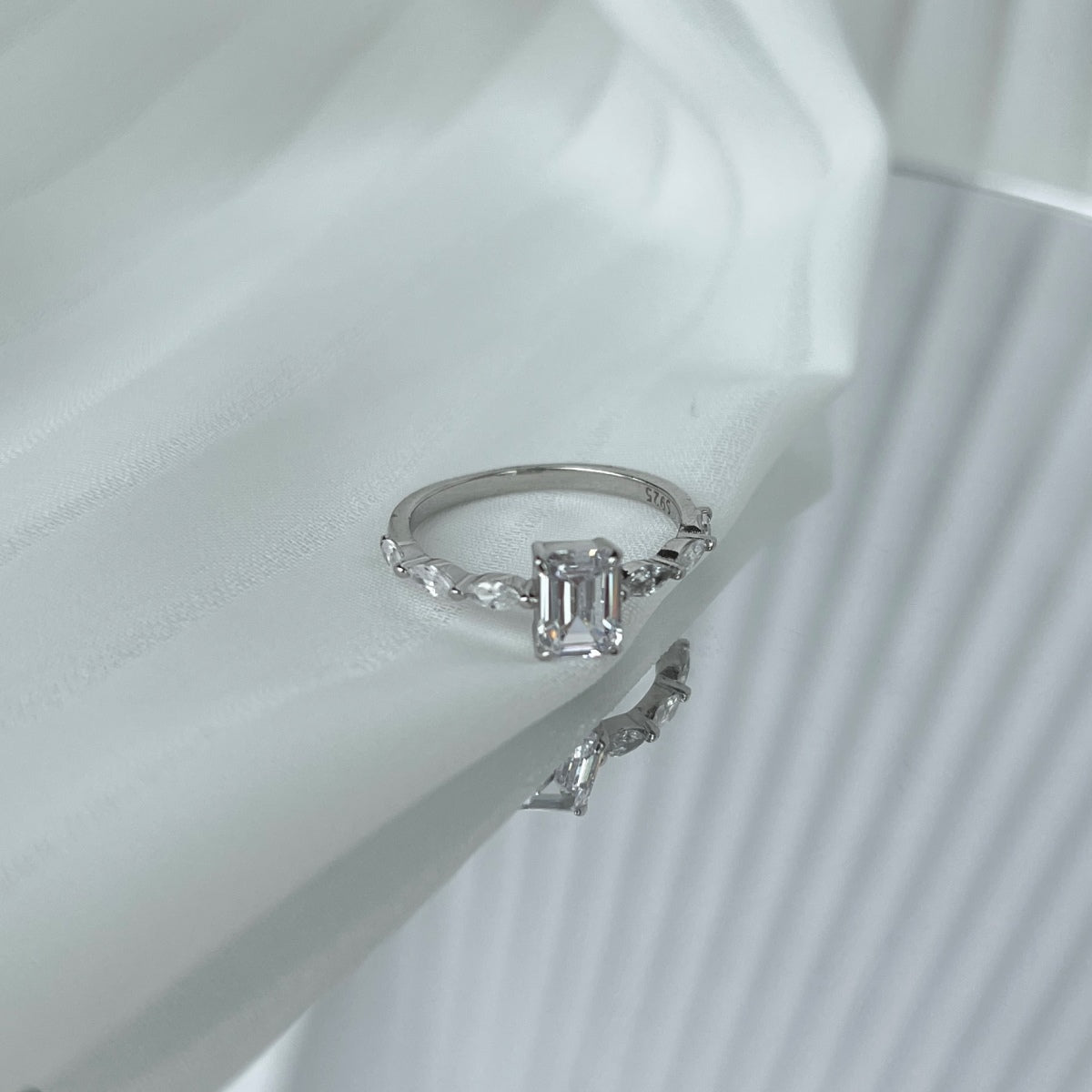 [Aurora]1.0 Carat Dainty Resplendent Radiant Cut Daily Ring