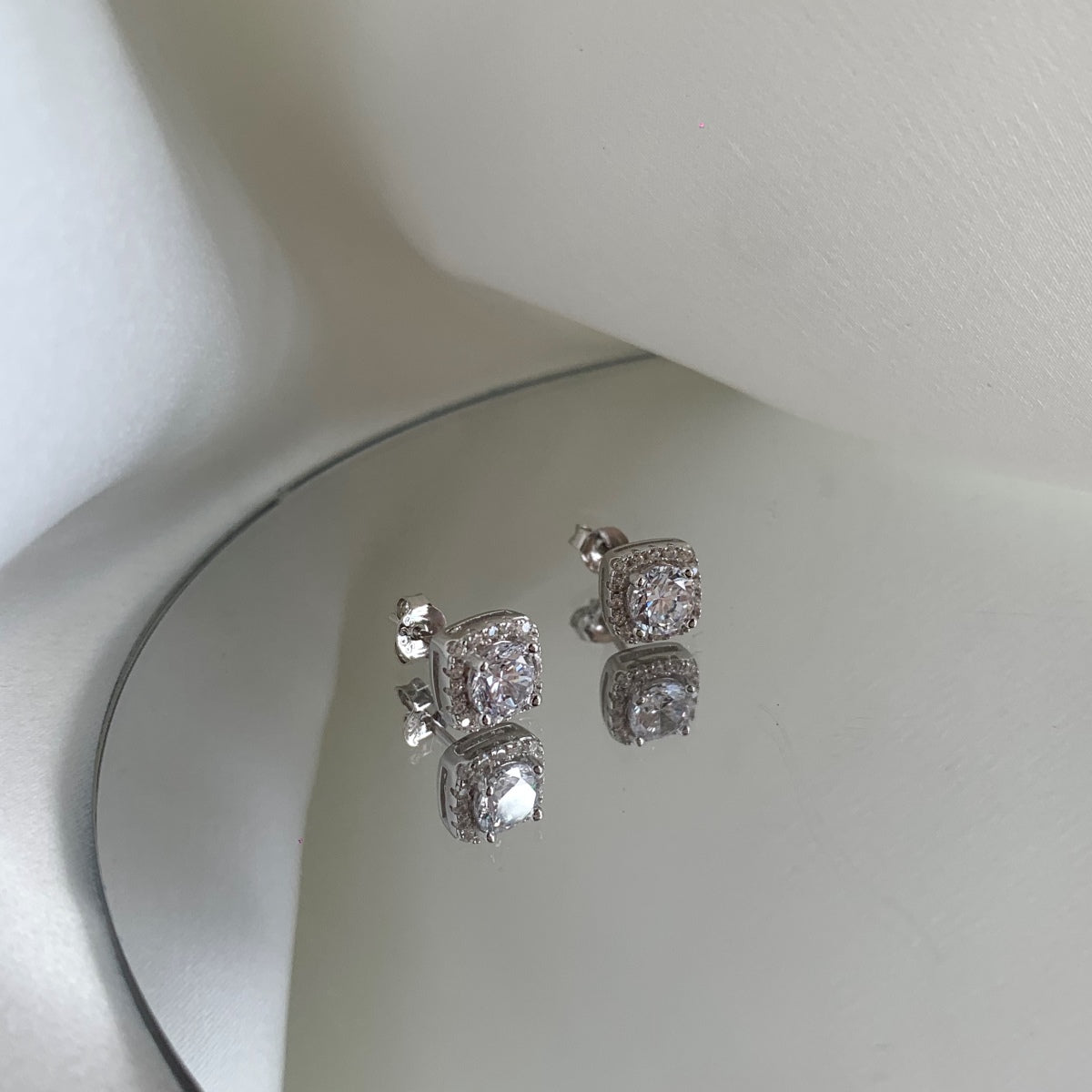 [Aurora]Classic Round Center Stone Stud Earrings