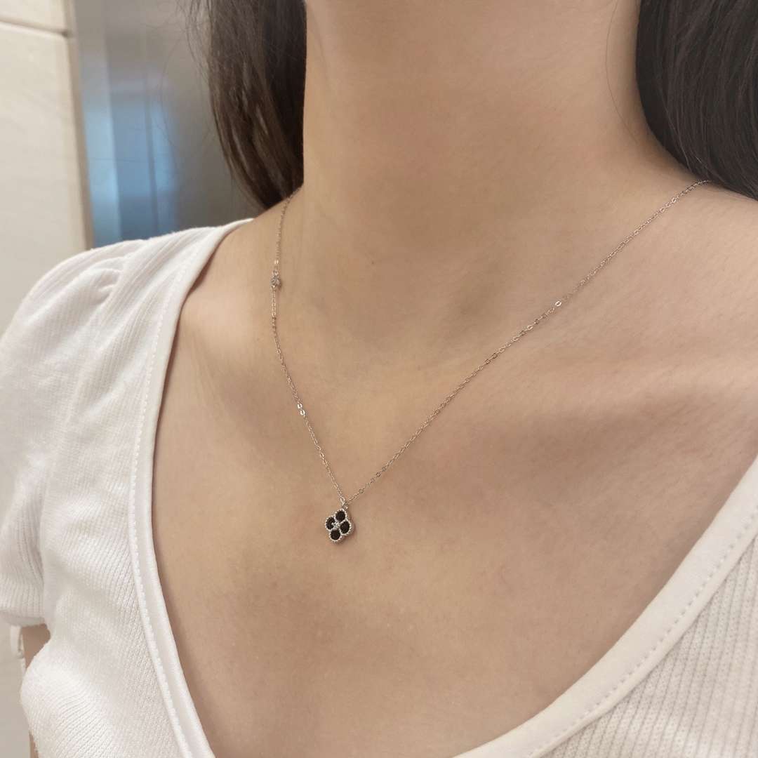 [Aurora]Delicate Flower Shape Necklace