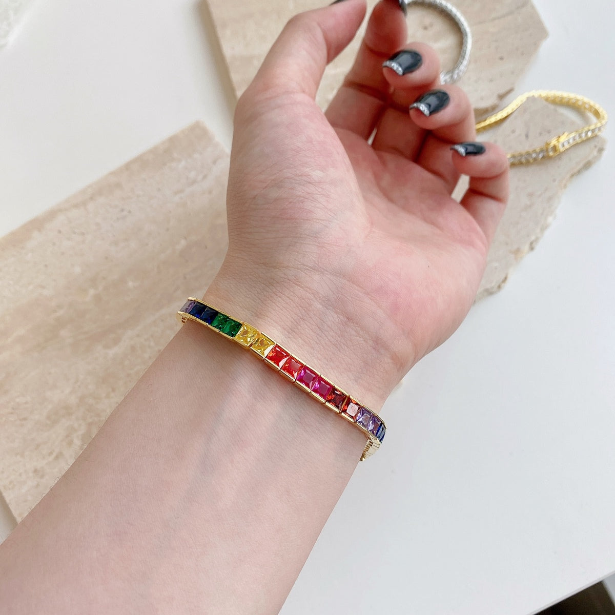 [AURORA] Strahlend buntes Tennisarmband im Prinzessschliff