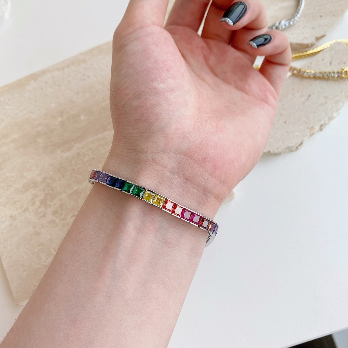 [AURORA] Strahlend buntes Tennisarmband im Prinzessschliff
