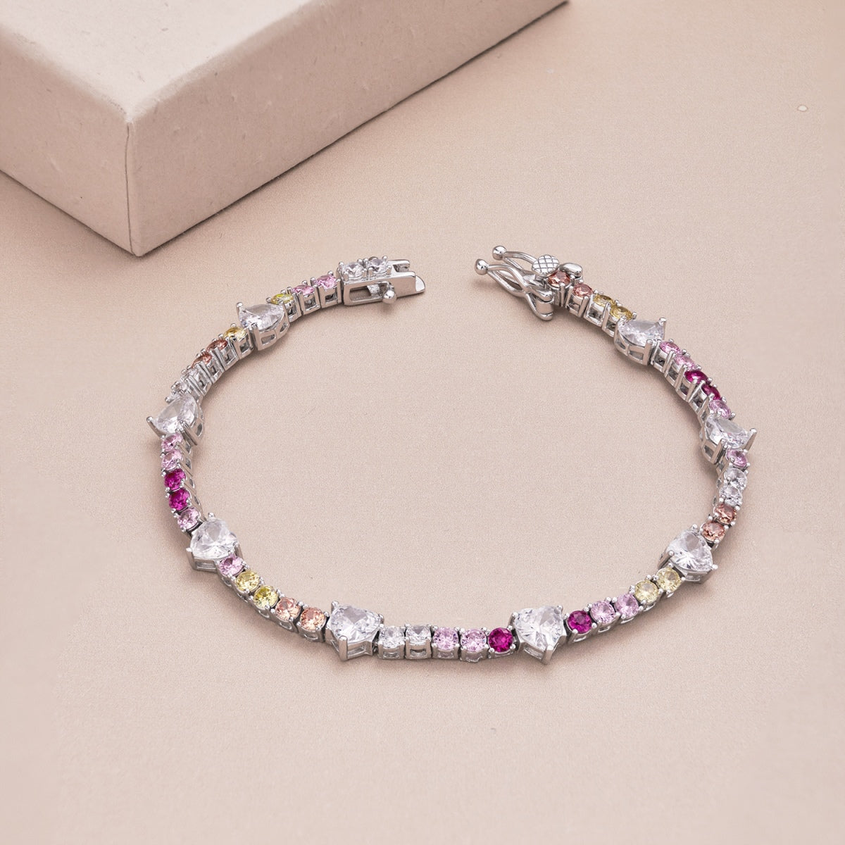 [AURORA] Romantisches Armband in Herzform mit rundem Schliff