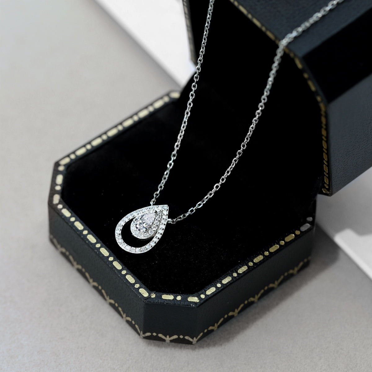 [Aurora]Sparkling Pear Cut Necklace