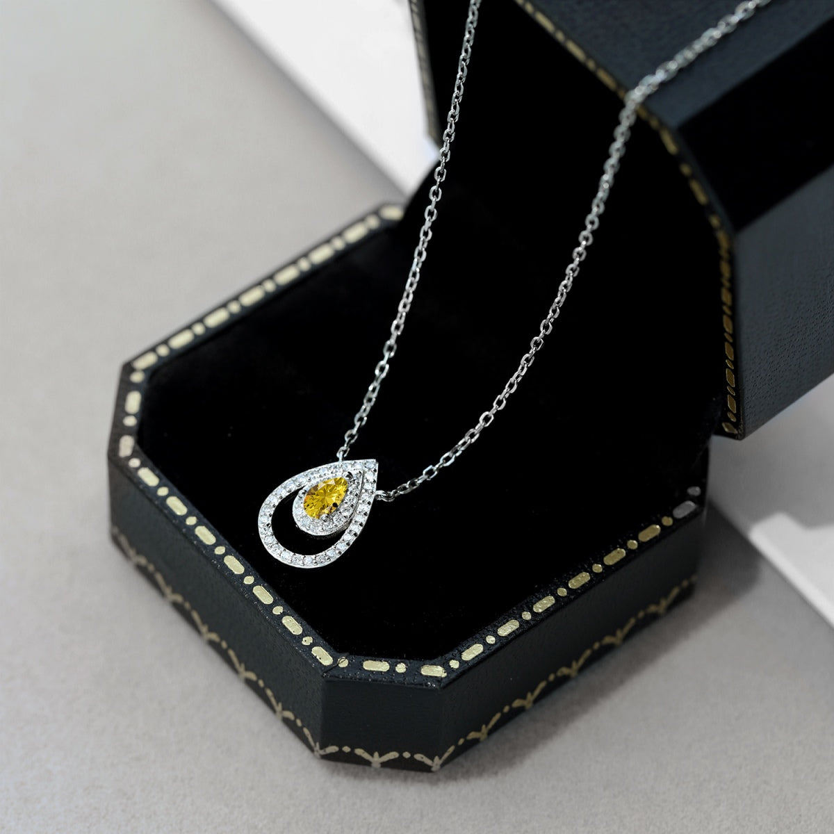 [Aurora]Sparkling Pear Cut Necklace