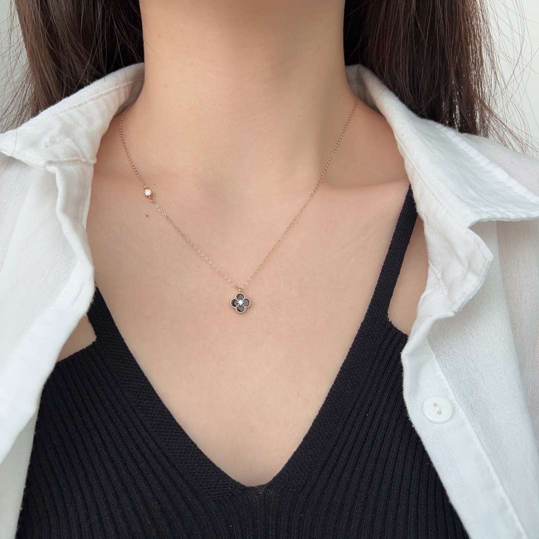 [Aurora]Delicate Flower Shape Necklace