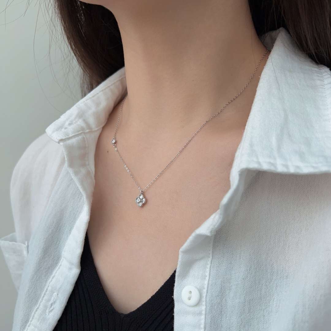 [Aurora]Delicate Flower Shape Necklace