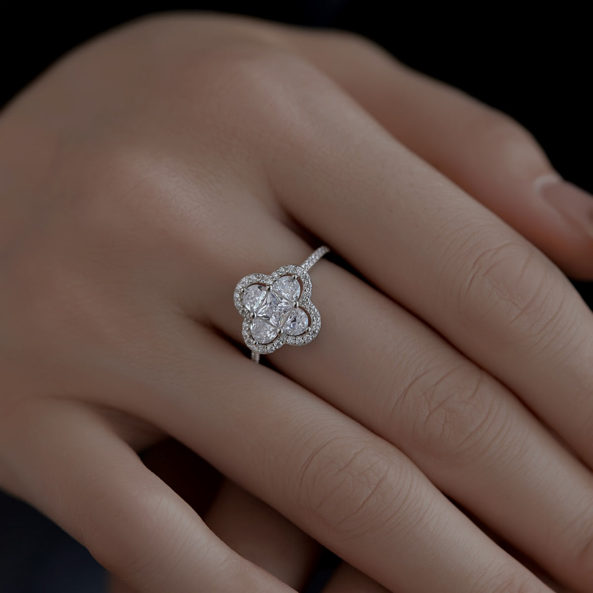[Aurora]Luxurious Eternity Flower Shape Banquet Ring