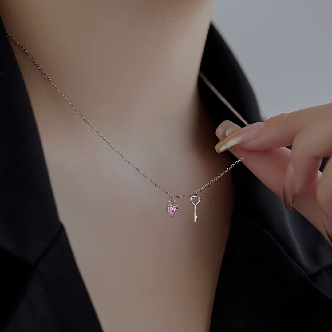[Aurora]Unique Heart Shape Key Pendent Necklace
