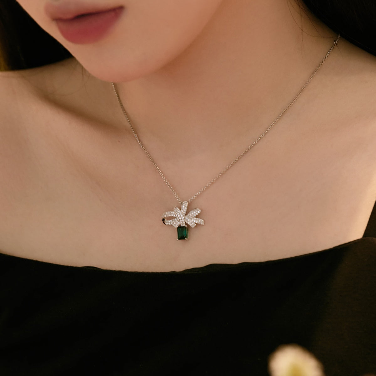 [AURORA]Luxurious Flower Shape Emerald Cut Necklace