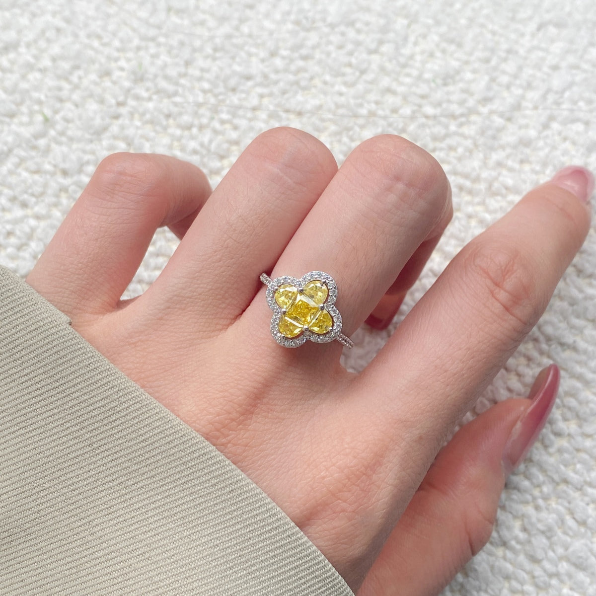 [AURORA]Luxuriöser Bankettring in Blumenform