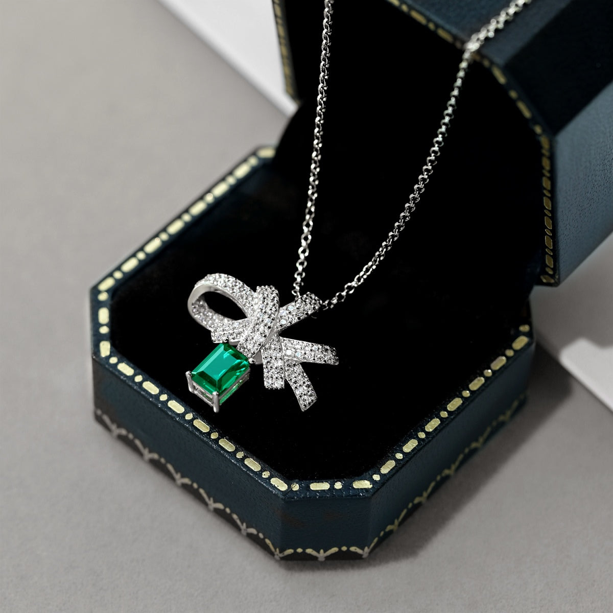 [Aurora]Luxurious Flower Shape Emerald Cut Necklace
