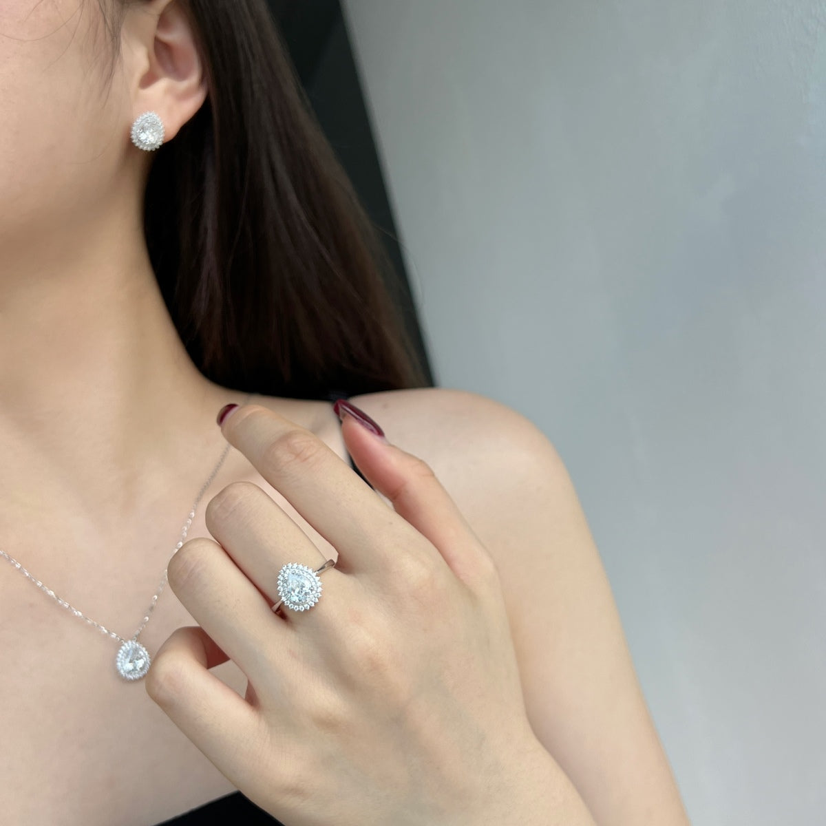 [AURORA]繊細でゴージャスなペアカットのデイリーピアス