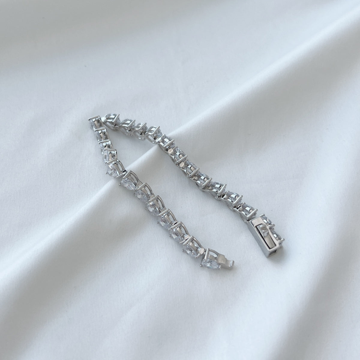 [AURORA]0,75 Karat Elegantes romantisches Herzform-Liebhaberarmband