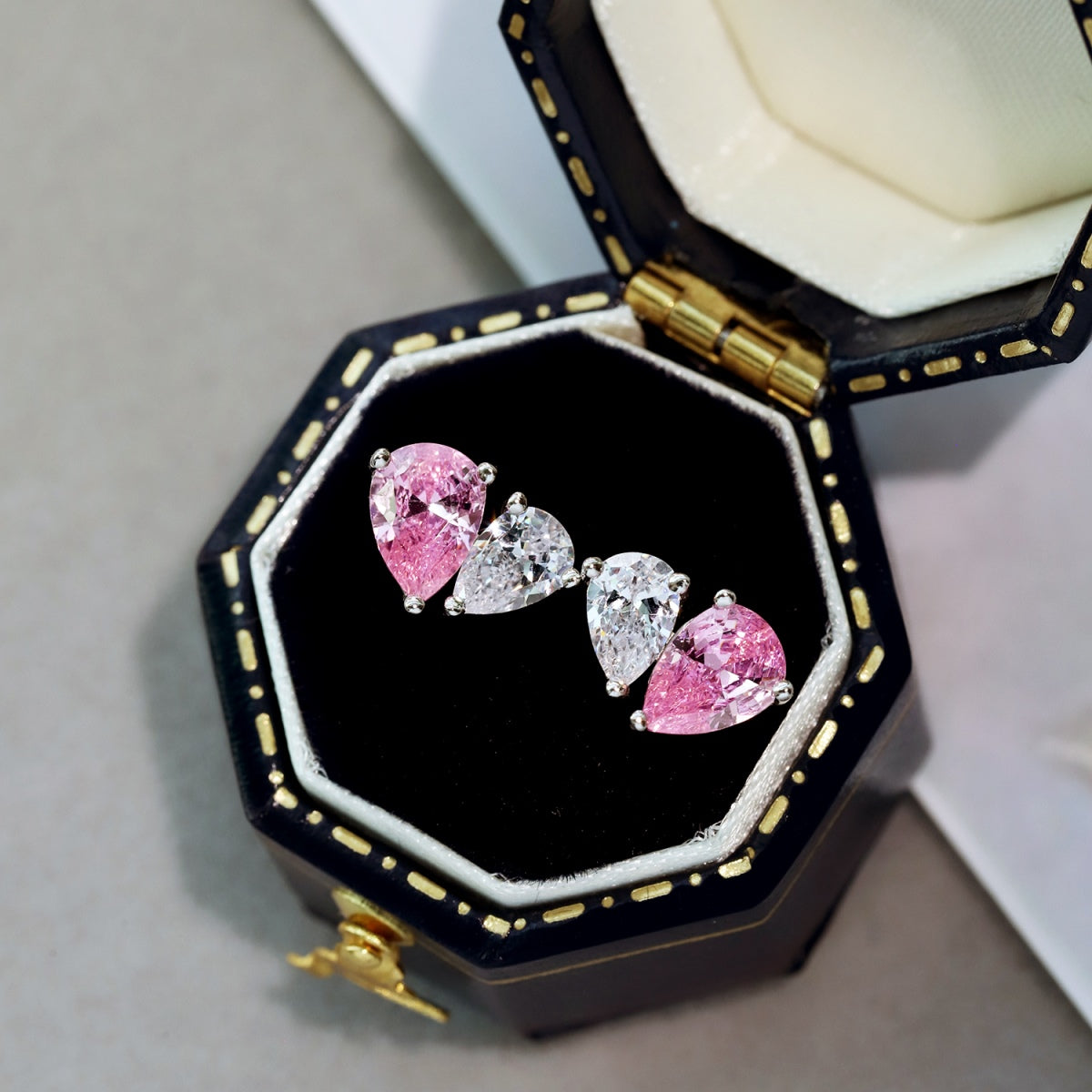 [AURORA]Dazzling Elegant Heart Cut Lover Earrings