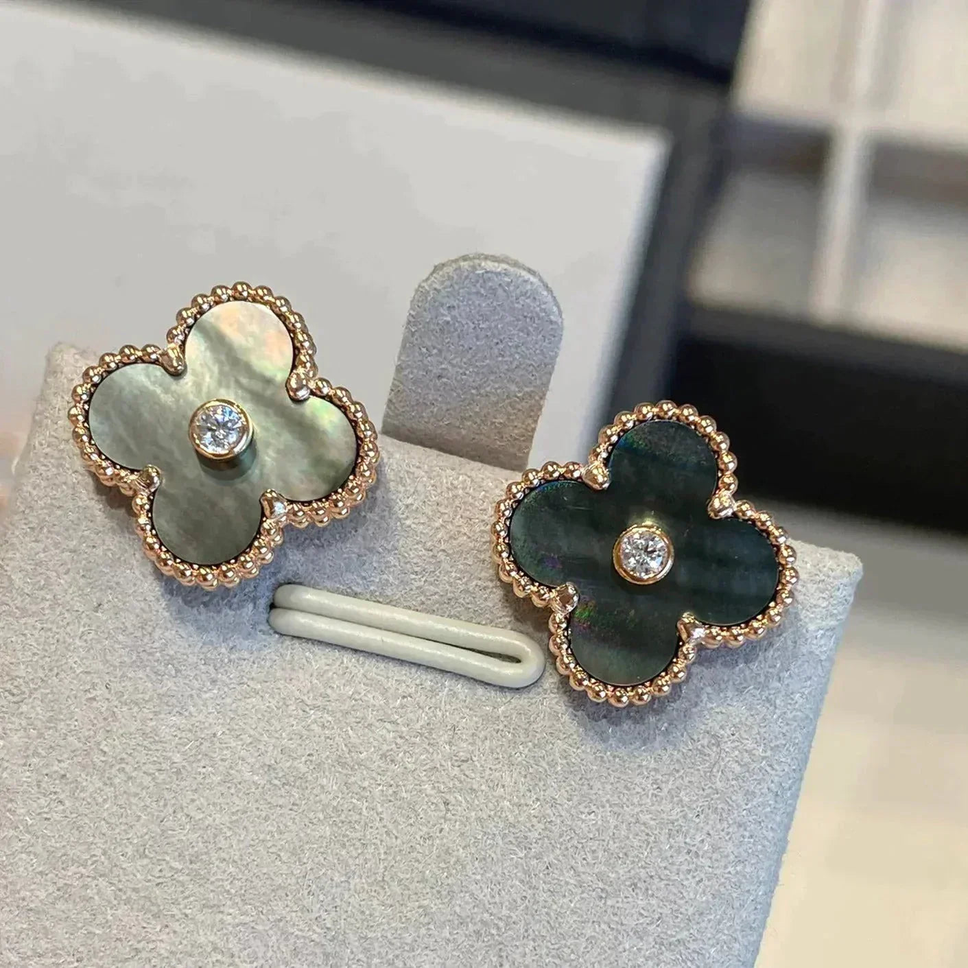 [Aurora]CLOVER MEDIUM 1 MOTIFS GRAY MOP  DIAMOND EARRINGS