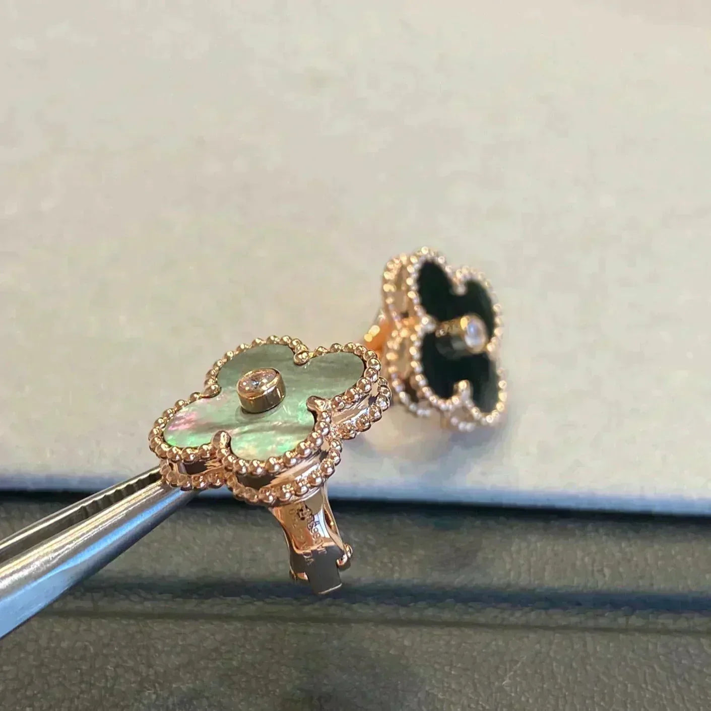 [Aurora]CLOVER MEDIUM 1 MOTIFS GRAY MOP  DIAMOND EARRINGS