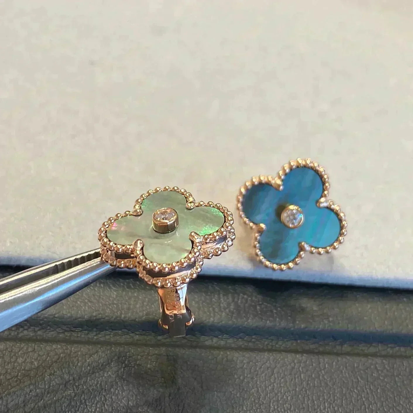 [Aurora]CLOVER MEDIUM 1 MOTIFS GRAY MOP  DIAMOND EARRINGS