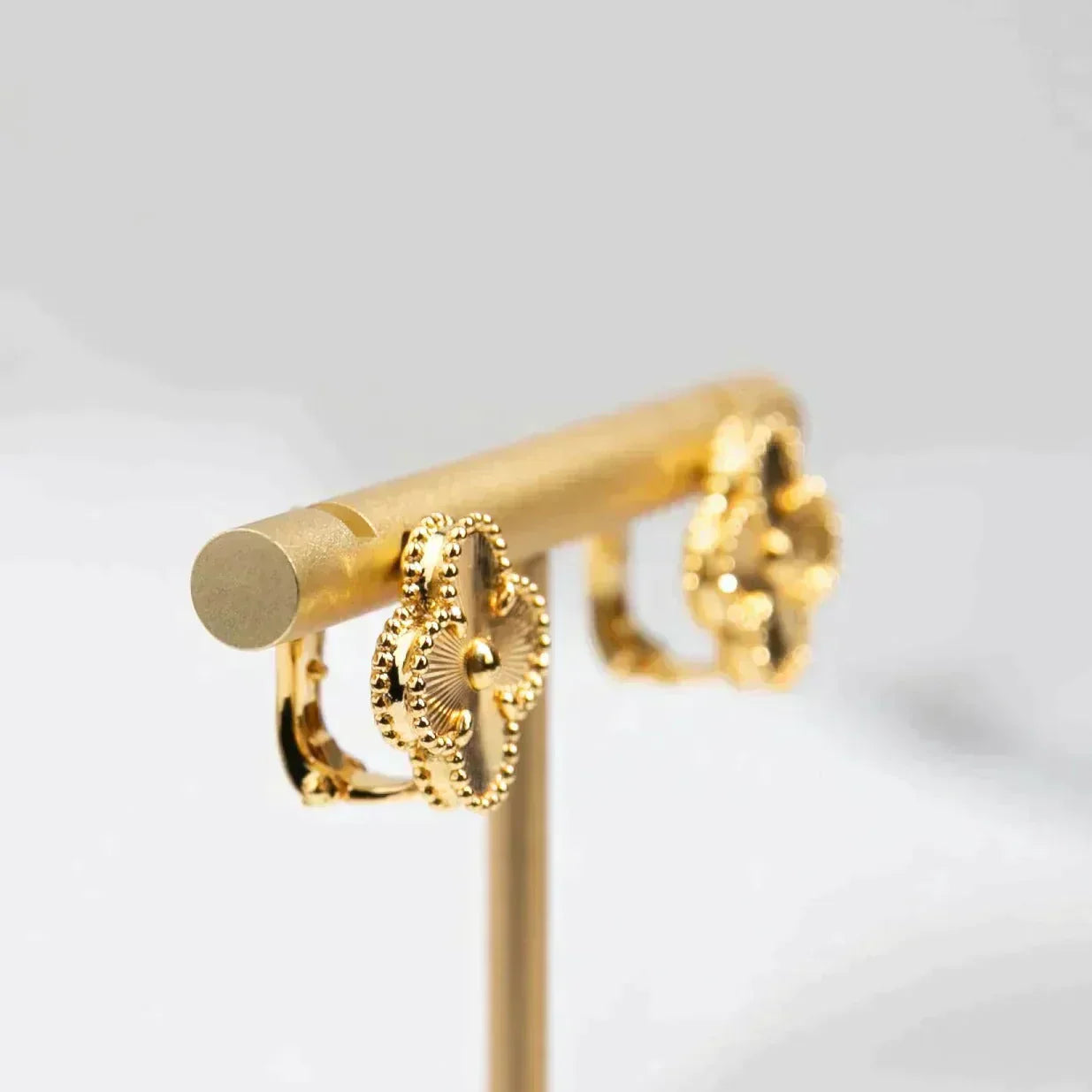 [Aurora]CLOVER MEDIUM 1 MOTIFS LASER EARRINGS