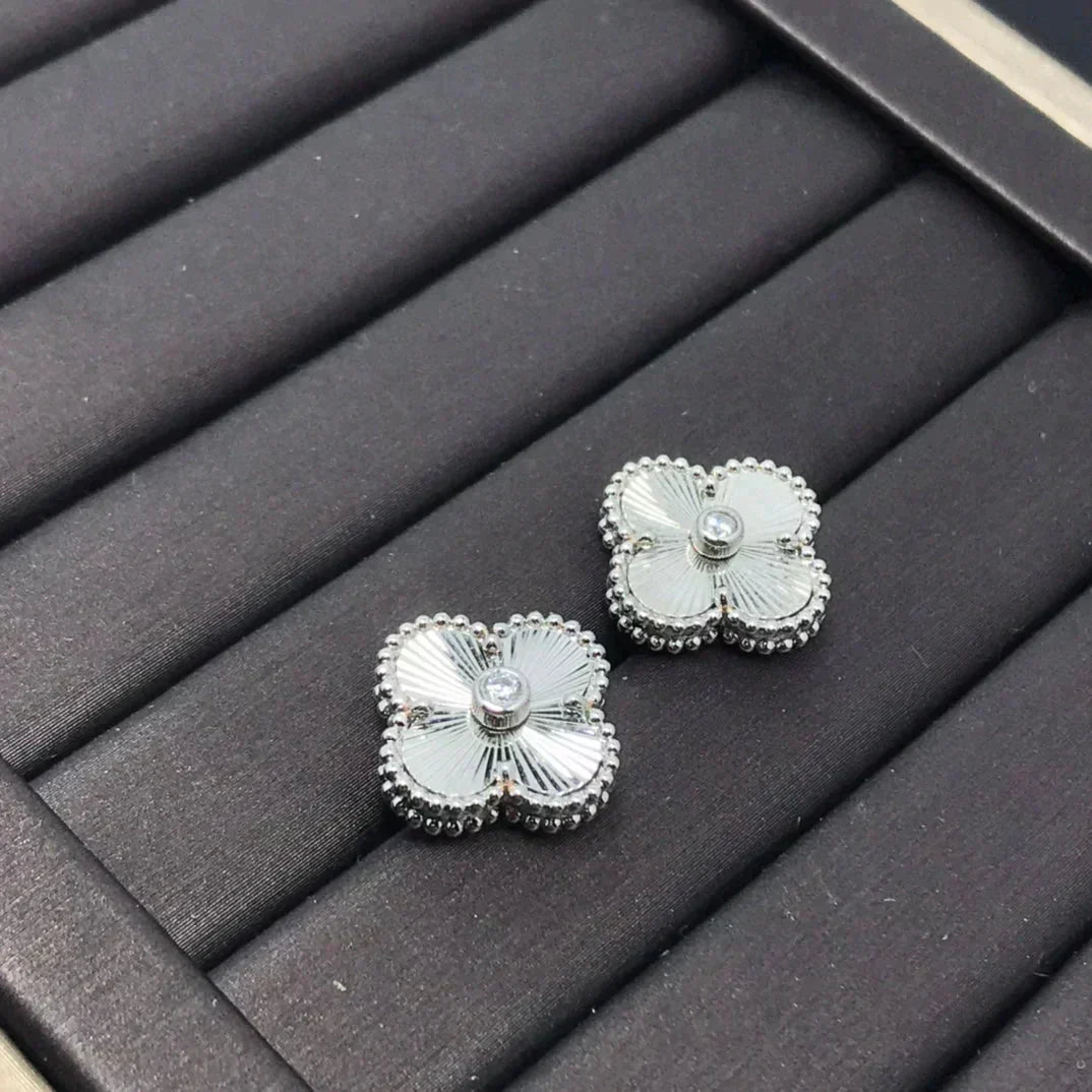 [Aurora]CLOVER MINI 9.5MM LASER EARRINGS