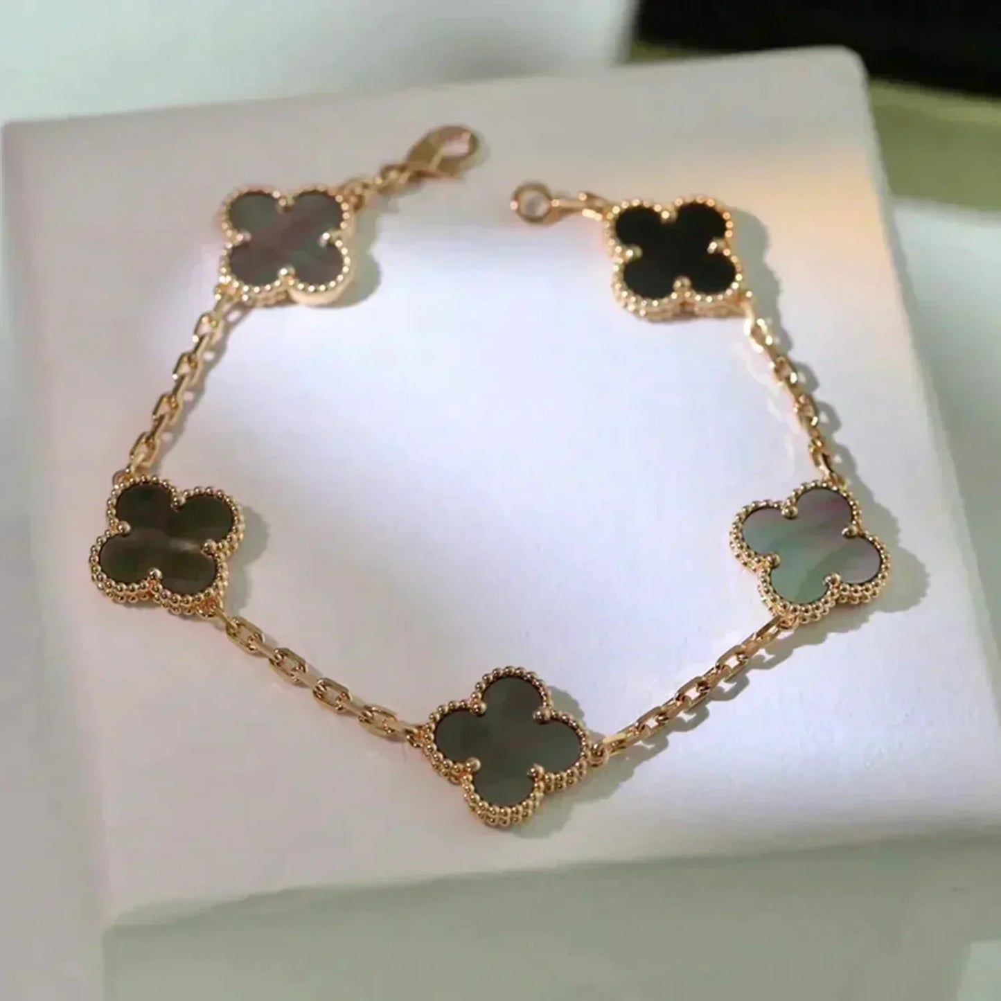[Aurora]CLOVER 5 MOTIF GRAY MOP  BRACELET