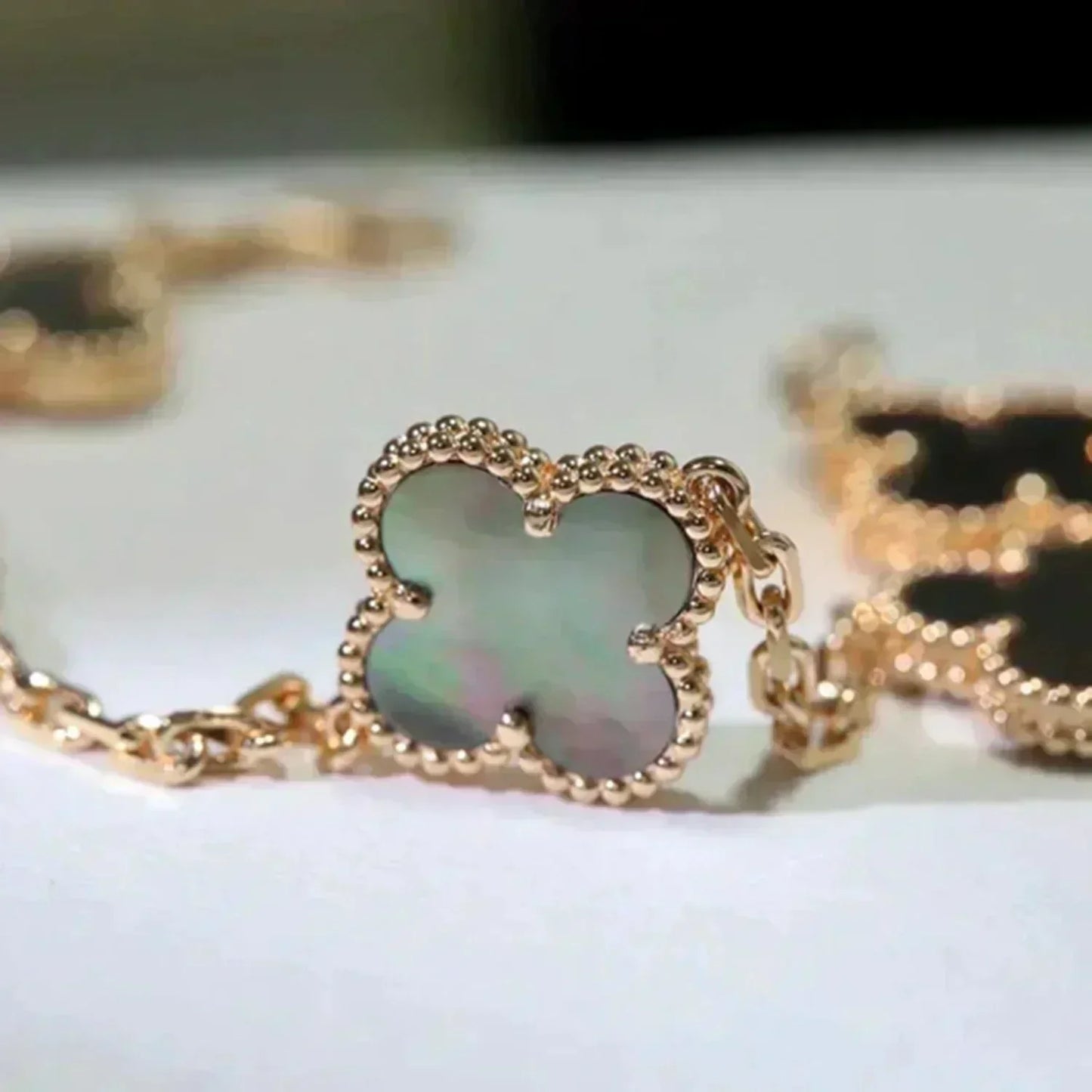 [AURORA]CLOVER 5 MOTIF GRAY MOP  BRACELET