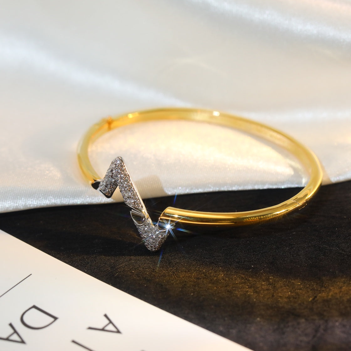 [Aurora]VOLTE UPSITE DOWN GOLD DIAMOND BRACELET