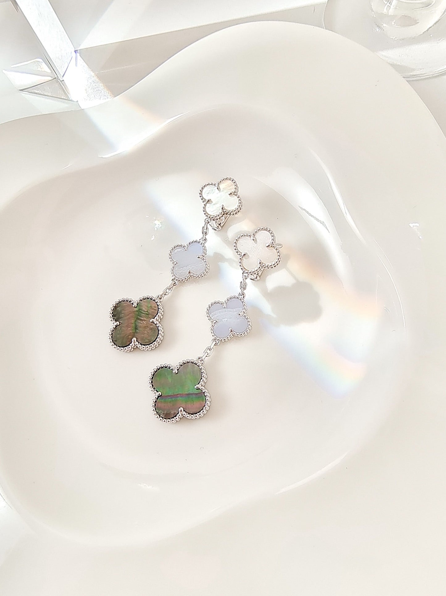 [Aurora]CLOVER 3 MOTIFS CHALCEDONY DARK MOP SILVER EARRINGS
