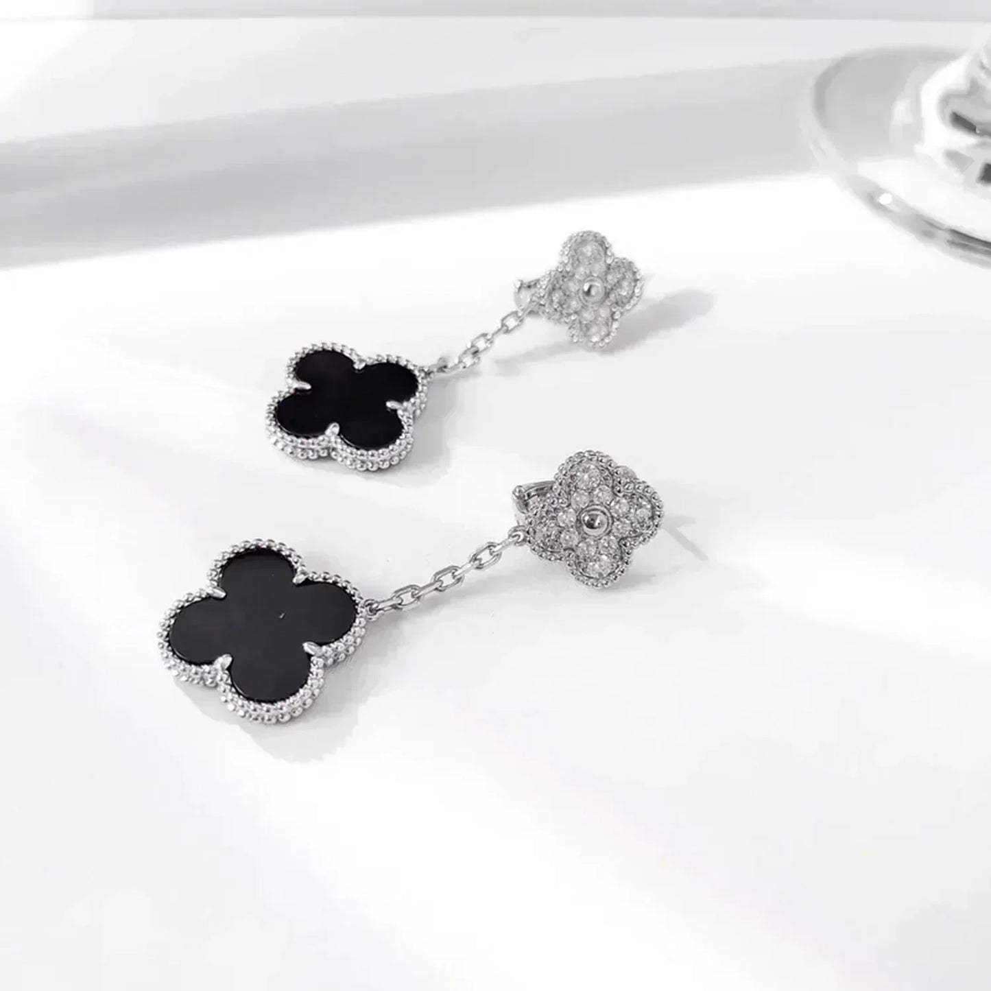 [Aurora]CLOVER 2 MOTIFS  DIAMOND ONYX EARRINGS SILVER