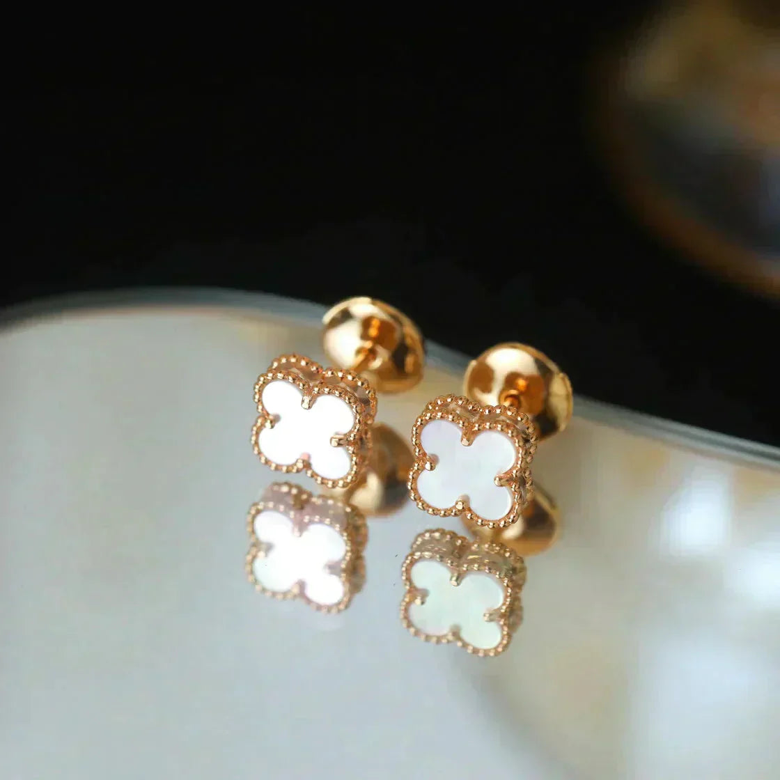 [Aurora]CLOVER MINI 9.5MM WHITE MOP EARRINGS