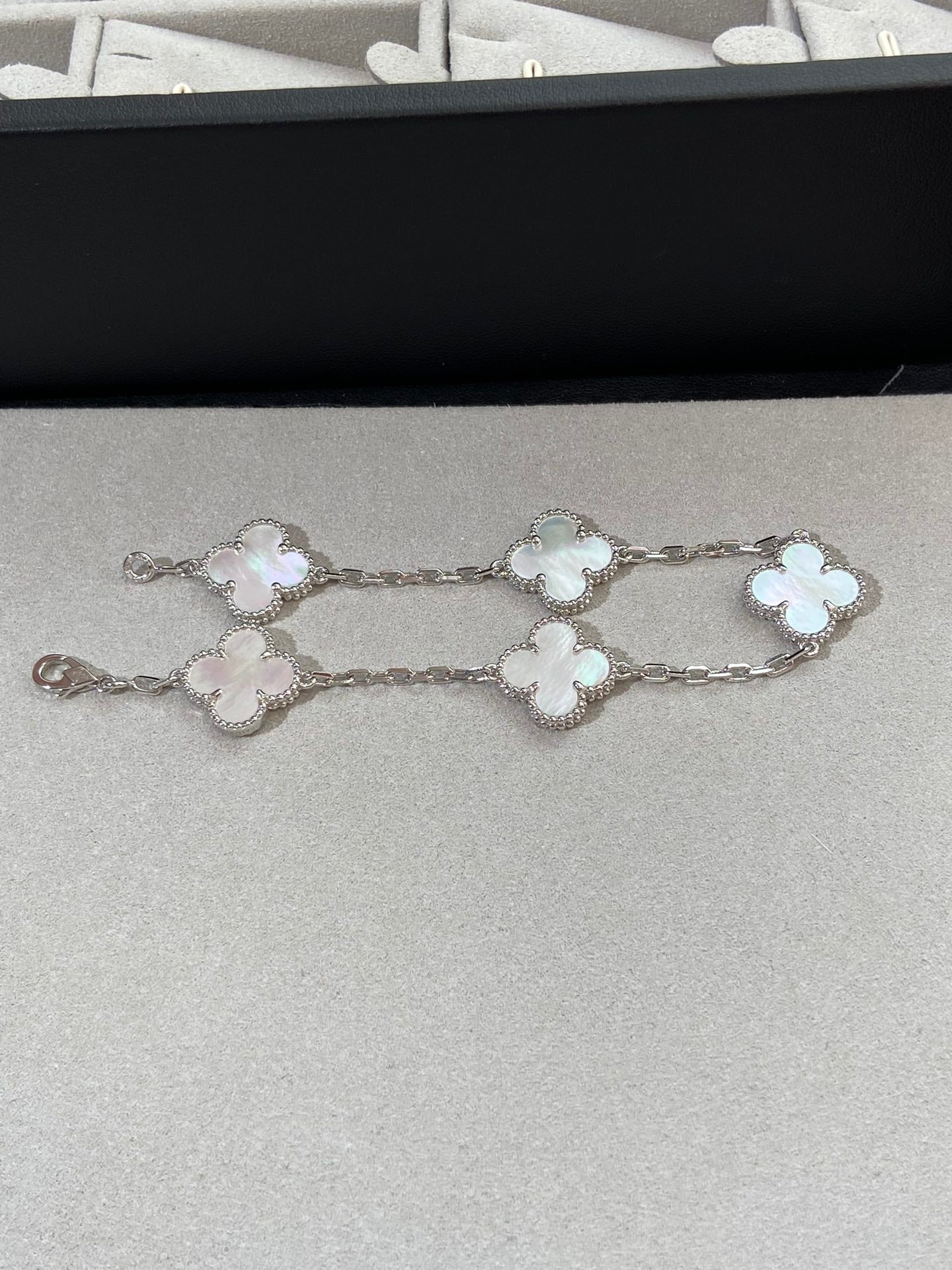 [AURORA]CLOVER WHITE PEARL MOP 5 MOTIF BRACELET COLLECTION