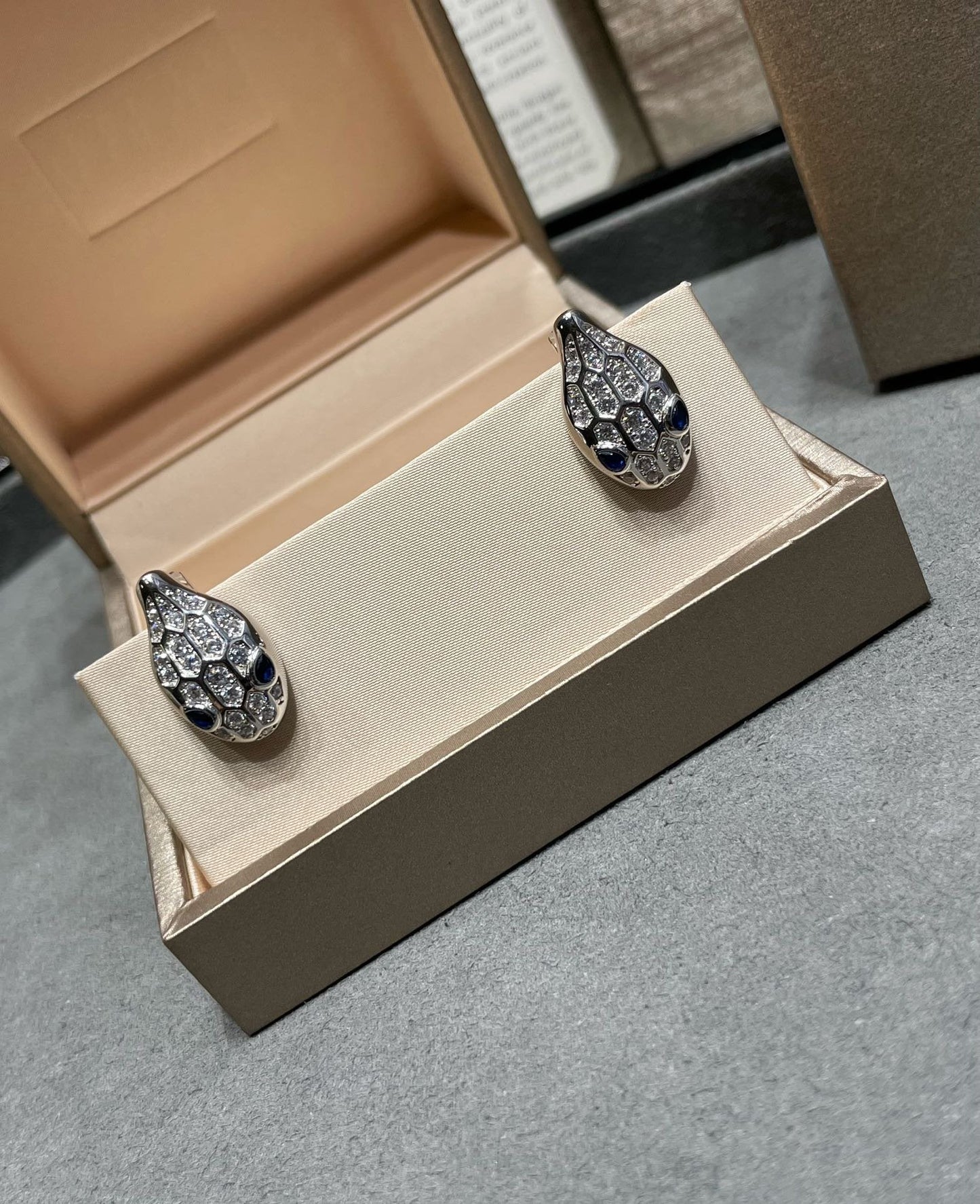 [オーロラ]サーペント ダイヤモンド スタッドピアス