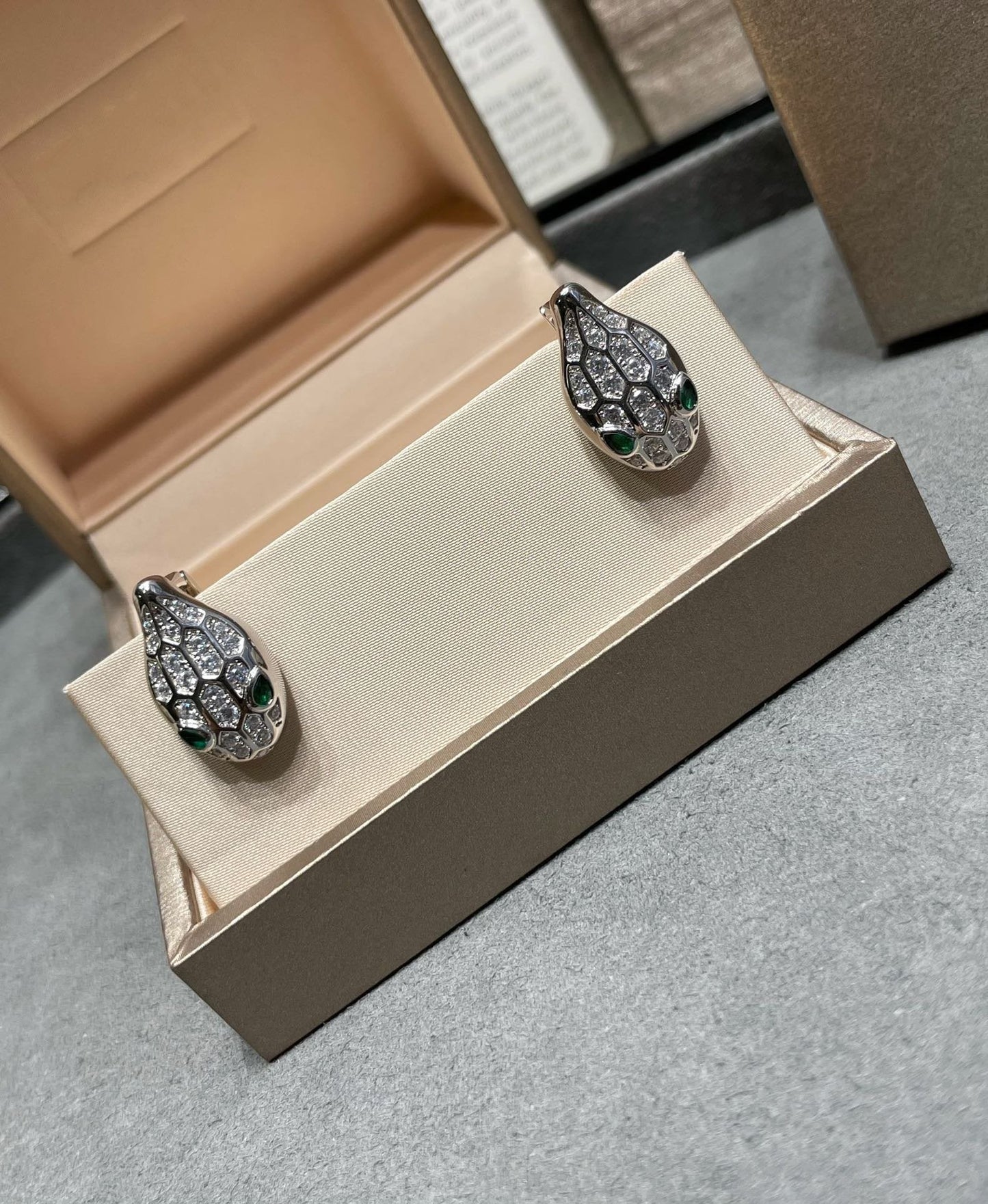 [オーロラ]サーペント ダイヤモンド スタッドピアス