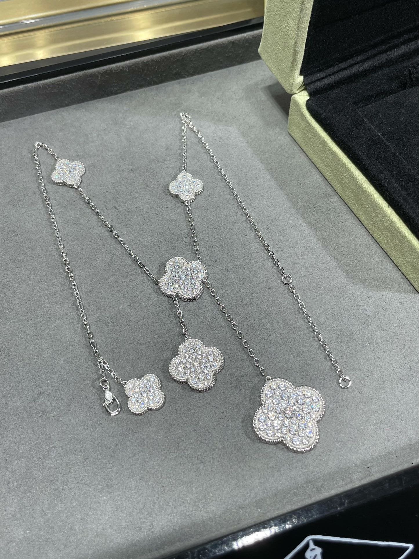 [Aurora]CLOVER 6 MOTIF DIAMOND PAVED NECKLACE