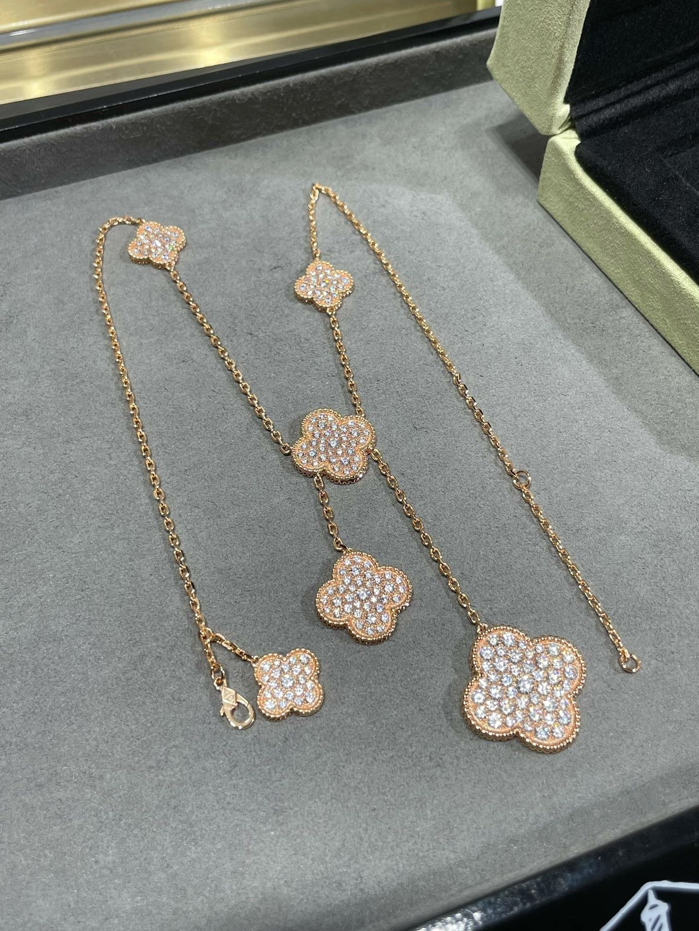 [Aurora]CLOVER 6 MOTIF DIAMOND PAVED NECKLACE