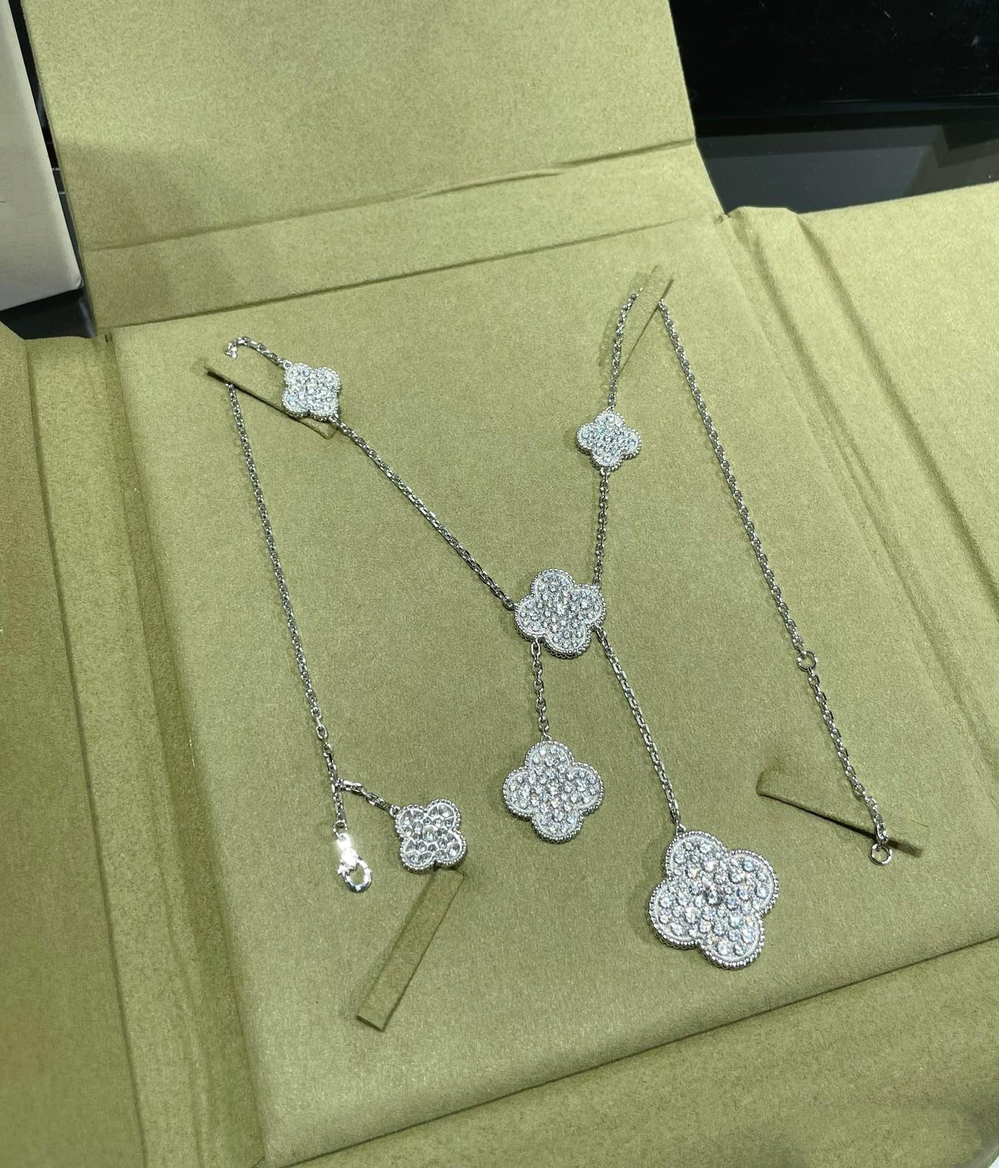 [Aurora]CLOVER 6 MOTIF DIAMOND PAVED NECKLACE