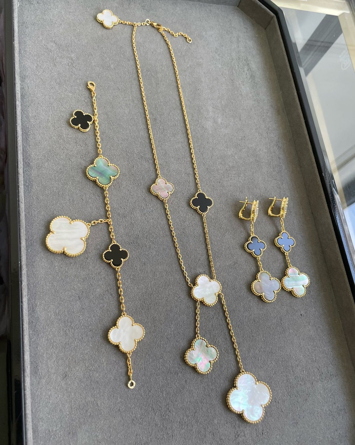 [Aurora]CLOVER 3 MOTIF MOP ONYX DARK MOP PINK GOLD EARRINGS
