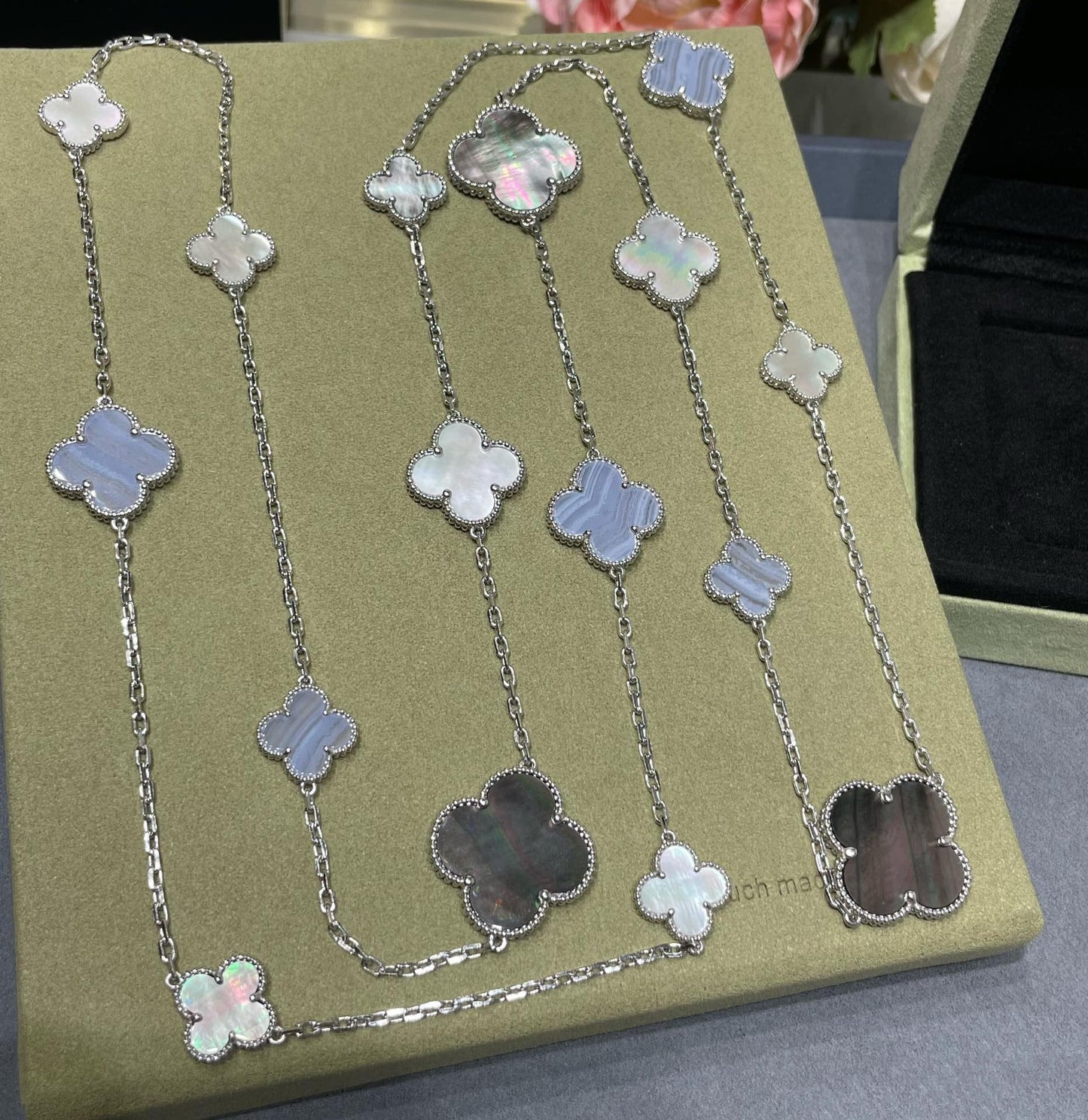 [Aurora]CLOVER 16 MOTIF CHALCEDONY MOP SILVER NECKLACE